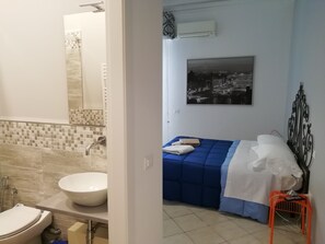 Roupas de cama premium, escrivaninha, espaço de trabalho para notebook