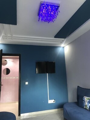 Deluxe Apartment, 3 Bedrooms, Garden View | Living area | 43-inch flat-screen TV with digital channels, Smart TV - Appartement Luxueux à Rabat (Salé)