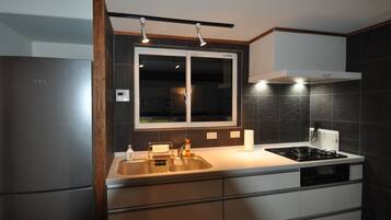 Maison Familiale, 2 chambres | Cuisine privée | Grand réfrigérateur, micro-ondes, plaque de cuisson