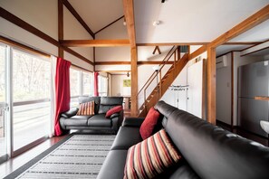 Familienhaus, 2 Schlafzimmer | Wohnbereich | Fernseher