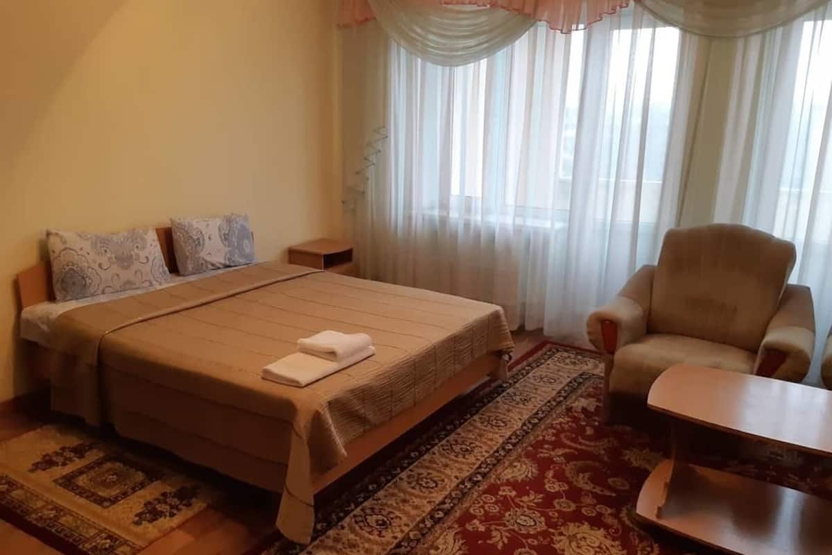 Iron/ironing board, free WiFi, bed sheets