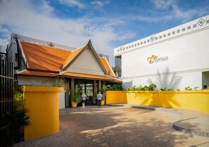 Pintu masuk properti