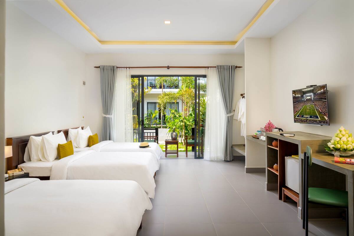 Family Suite with Pool View | Minibar, in-room safe, desk, blackout drapes