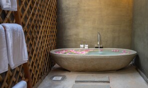 Junior-huone, näköala uima-altaalle | Kylpyhuone | Suihkun ja ammeen yhdistelmä, poreamme, sadesuihkupää