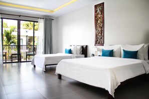 Kamar Triple, pemandangan kolam renang | Minibar, brankas, meja kerja, dan tirai kedap cahaya