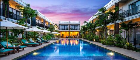 Ulkouima-allas, aurinkovarjoja, aurinkotuoleja