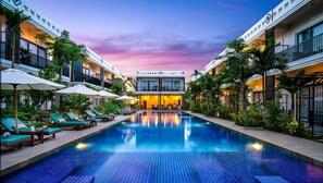 Kolam renang outdoor, dengan payung kolam renang dan kursi berjemur