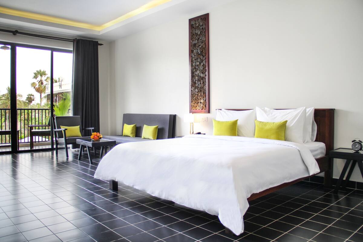 Suite King with Pool View | Minibar, in-room safe, desk, blackout drapes