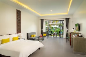Quarto júnior, vista para a piscina | Frigobar, cofres nos quartos, escrivaninha, cortinas blackout