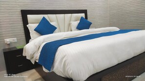 1 bedroom, desk, free WiFi, bed sheets - Hotel Gangotri (Haridwar)