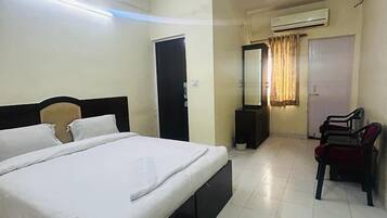 1 bedroom, desk, free WiFi, bed sheets