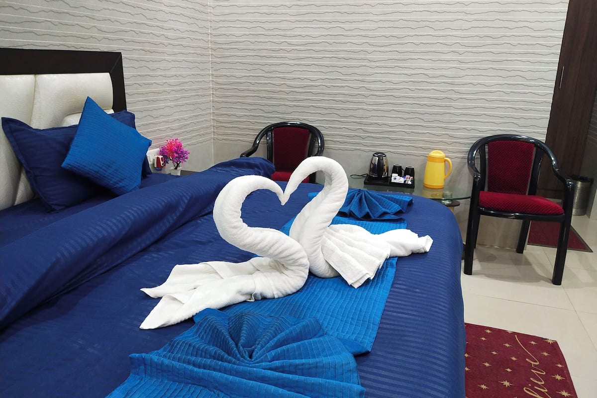 Quarto premium | 1 quarto, escrivaninha, Wi-Fi de cortesia, roupa de cama