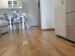 Apartemen Comfort, pemandangan halaman | Area keluarga | TV layar datar