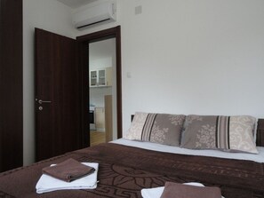 Apartemen Comfort, pemandangan halaman | Meja kerja, tirai kedap cahaya, kedap suara, dan setrika/meja setrika