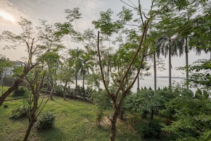 A park with trees and a view of a body of water. - Coco Flower Village Serviced Apartment (Hanoi)