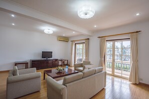 Superior Duplex, 3 Bedrooms, Lake View (5F) | Zona de estar | Una televisión de pantalla plana