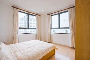 Hypo-allergenic bedding, memory-foam beds, individually furnished, desk - Coco Flower Village Serviced Apartment (Hanoi)
