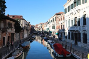 Camera con letto matrimoniale o 2 letti singoli, vista canale | Vista dalla camera