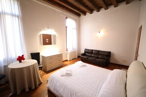 Deluxe-Doppel- oder -Zweibettzimmer, Gartenblick | Kostenloses WLAN, Bettwäsche