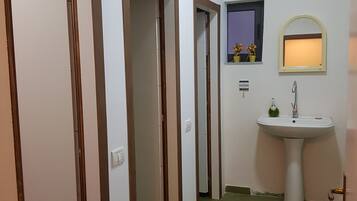 Douche, articles de toilette gratuits, sĂšche-cheveux