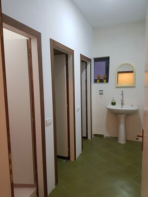 Een douche, gratis toiletartikelen, een haardroger