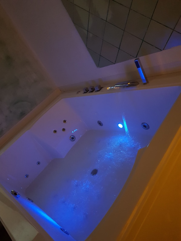 Private spa tub
