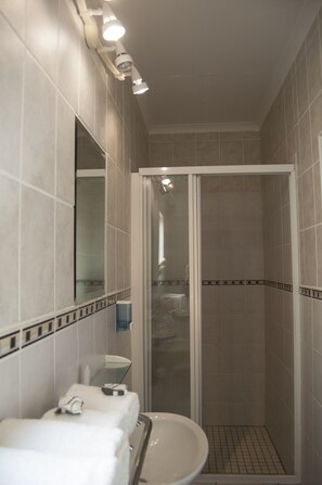 Shower, free toiletries, towels - Obelix Guesthouse (Luderitz)