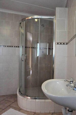 Economical Triple Room | Kamar mandi | Shower, perlengkapan mandi gratis,  dan handuk