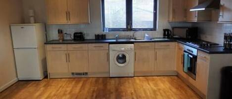 アパートメント 3 ベッドルーム | 専用キッチン | 大型冷蔵庫、電子レンジ、オーブン、コンロ