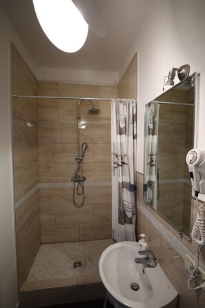 Double Room, 1 Queen Bed, Private Bathroom | Bathroom | Free toiletries, hair dryer, bidet, towels - Lovely Apartment In Venice (Venice)