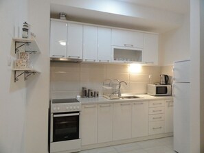 Elite appartement, gedeeltelijk uitzicht op zee | Privékeuken | Een koelkast/vriezer, een magnetron, een oven, een kookplaat