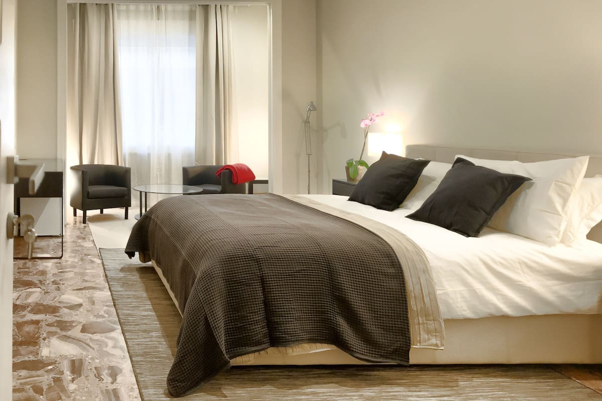 Chambre Familiale, vue ville (sh3) | Literie de qualité supérieure, couette en duvet d'oie, minibar