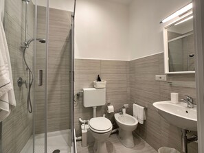 Kamar Basic, pemandangan kota (sh4) | Kamar mandi | Shower, pancuran hujan, pengering rambut, dan kloset