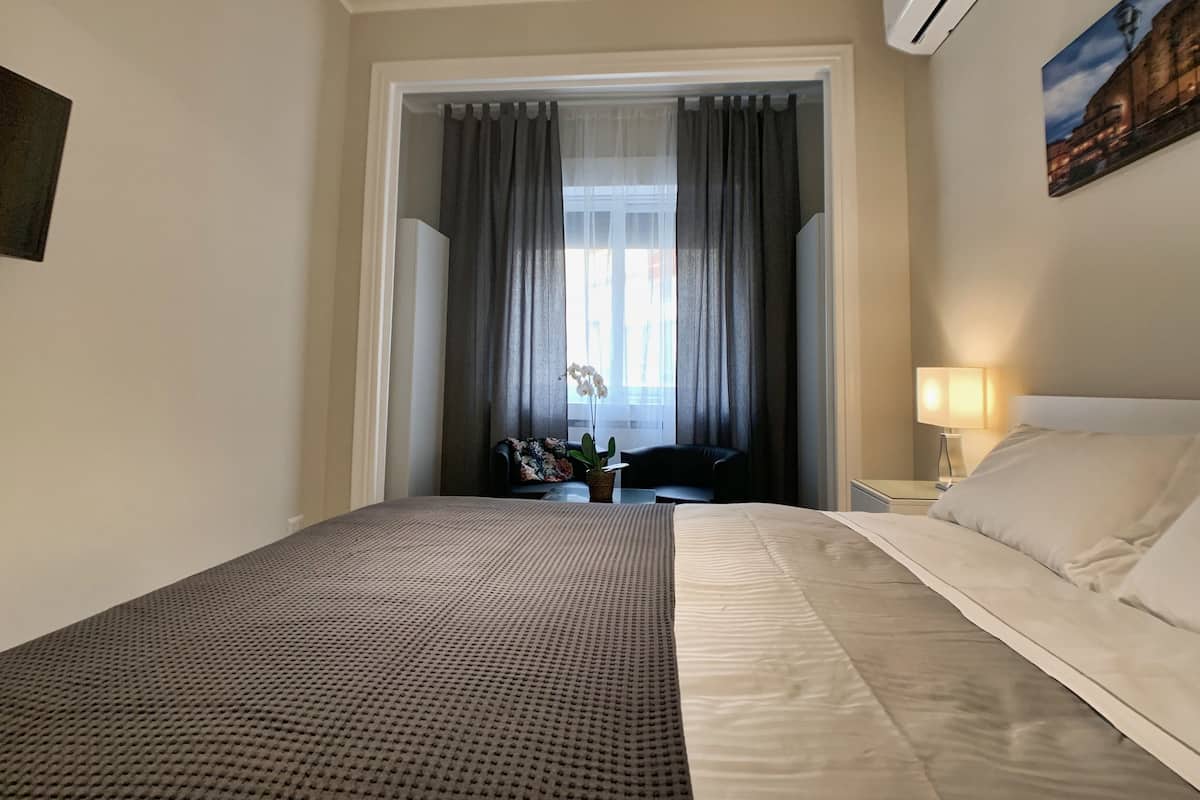 Kamar Basic, pemandangan kota (sh5) | Seprai premium, selimut bulu angsa, minibar, dan tirai kedap cahaya