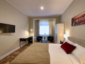 Kamar Keluarga, pemandangan kota (sh3) | Seprai premium, selimut bulu angsa, minibar, dan tirai kedap cahaya