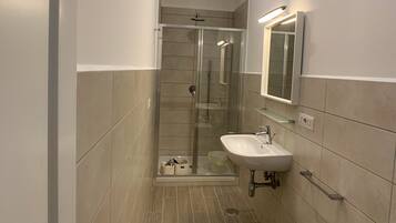 Suíte estúdio conforto, vista para o pátio (sh1) | Banheiro | Chuveiro, chuveiro com efeito de chuva, secador de cabelo, bidê