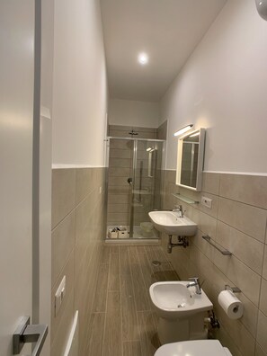 Comfort Studio Suite, Courtyard View (sh1) | Bathroom | Shower, rainfall showerhead, hair dryer, bidet - Siliahouse (Naples)