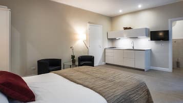 Comfort-studiosuite - udsigt til gårdsplads (sh1) | Premium-sengetøj, dundyner, minibar, mørklægningsgardiner