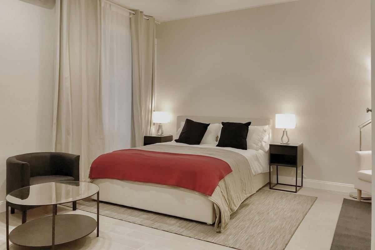 Studio Suite Comfort, pemandangan halaman (sh1) | Seprai premium, selimut bulu angsa, minibar, dan tirai kedap cahaya