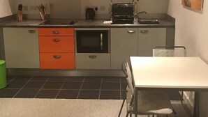 Apartment, 1 Bedroom | Private kitchen | Full-sized fridge, microwave, oven, stovetop - City Quadrant One Bedroom Apartment (Newcastle-upon-Tyne)