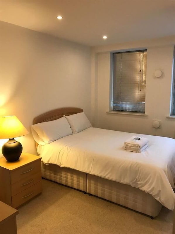 Leilighet, 1 soverom | Blendingsgardiner, strykejern/-brett og barnesenger (inkludert)