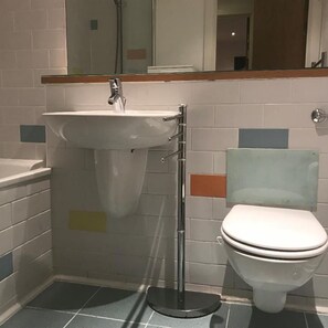 Leilighet, 1 soverom | Bad | Dusj, toalettartikler (inkludert), hårføner og håndklær