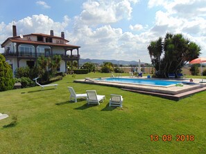Piscine extérieure (ouverte en saison), chaises longues