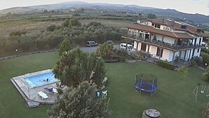 A large house with a swimming pool, trampoline, and a well-maintained lawn. - B&B La Mia Casa per Tutti (Cerveteri)