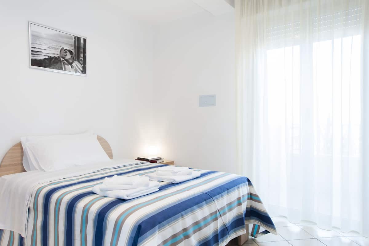 Studio, 1 French double bed (140cm x 200cm)