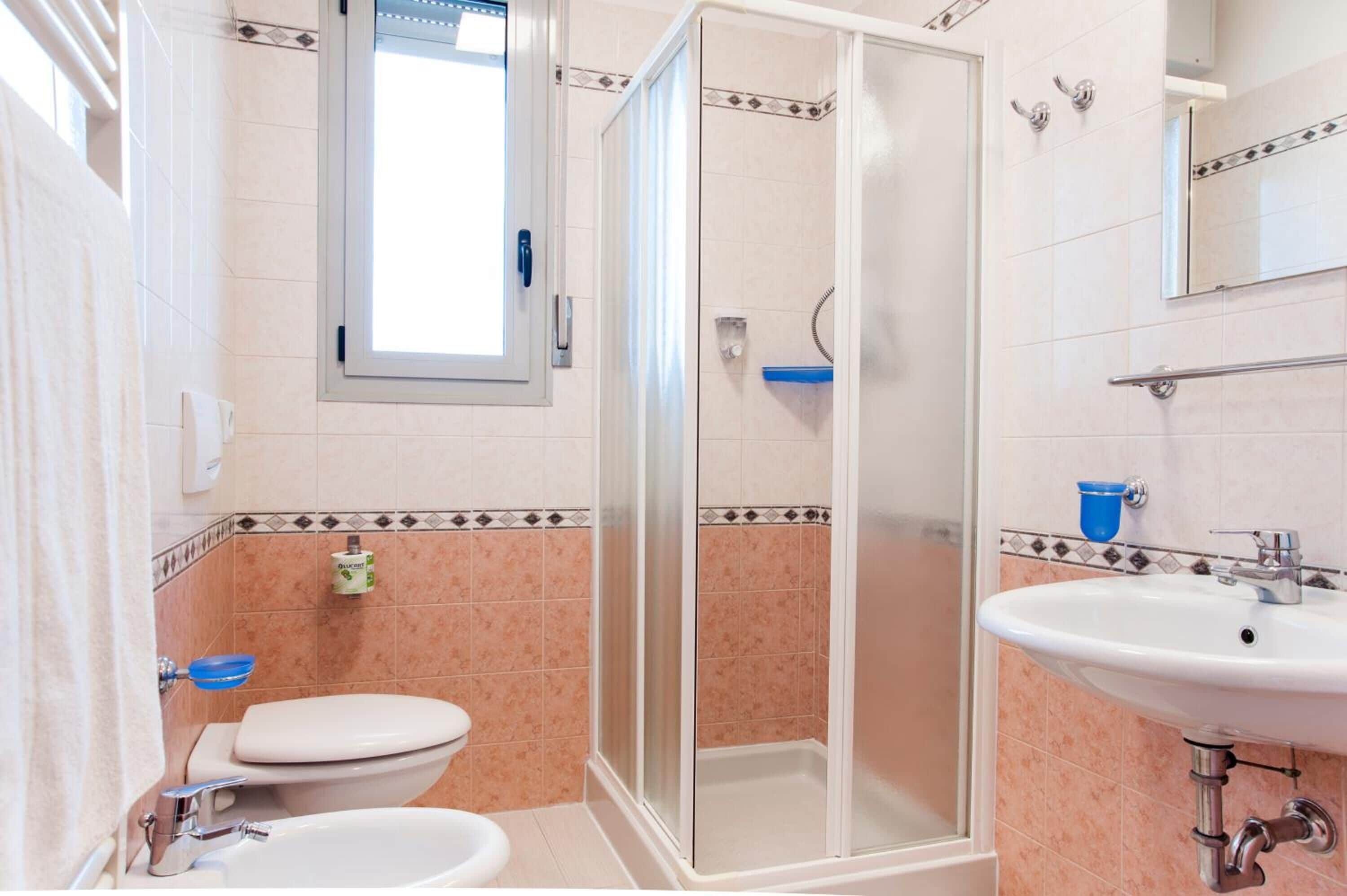 Shower, perlengkapan mandi gratis, pengering rambut, dan kloset