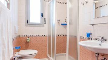 Shower, free toiletries, hair dryer, bidet