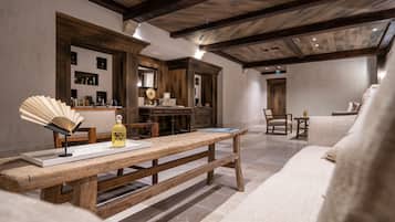 Couples treatment room(s), sauna, hot tub, steam room