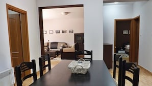 Chalet rustique familial, vue sur la cour intérieure | Repas dans la chambre