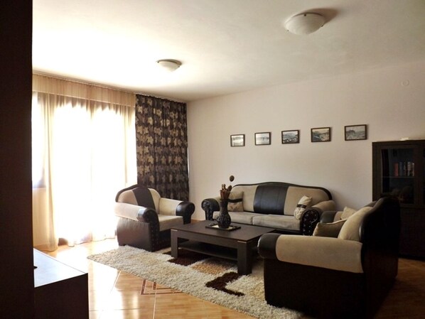 Family Cabin, Courtyard View | Living area